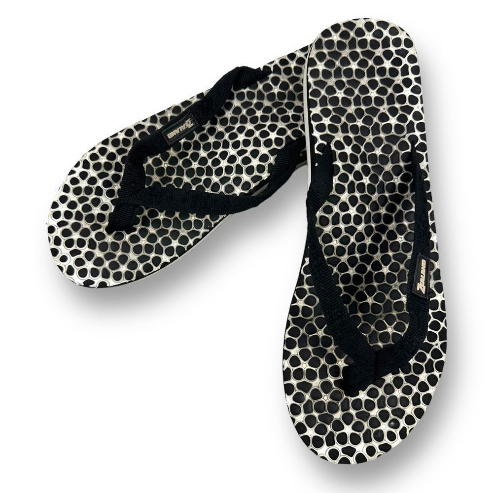 Zealand Women's 10 Alligator Scale Flip Flops Black Textured Beach Pool Vacation